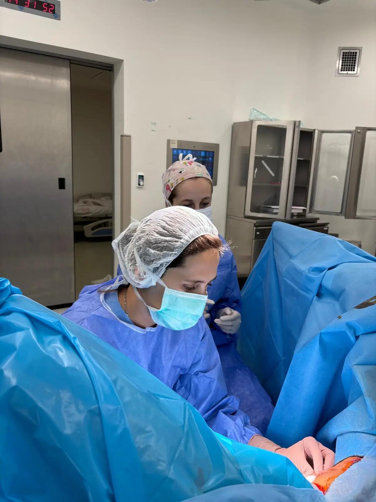 Her aşamada titizlikle ve dikkatle yürütülen bir doğum süreci. Ameliyat sırasında, sağlıklı bir sonuç elde etmek için en modern teknikler ve ekipmanlar kullanılarak, anne ve bebeğin güvenliği ön planda tutulmaktadır